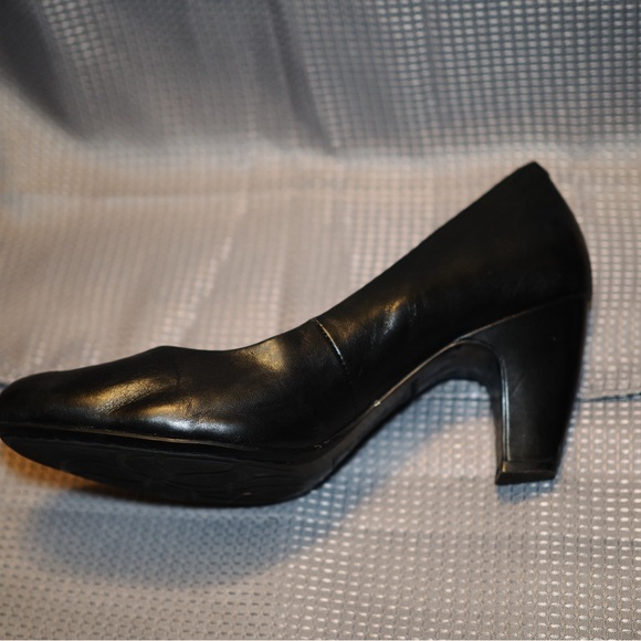 Born Elegant Black Leather Heels - Picture 4 of 6